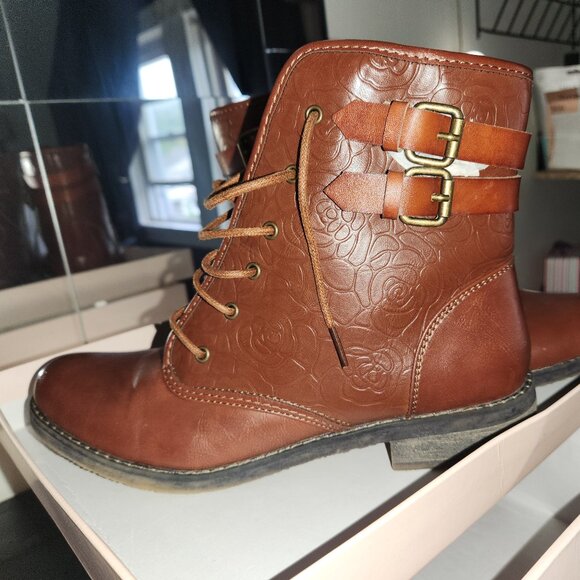 Day Trippin' Flat Booties - Picture 1 of 10